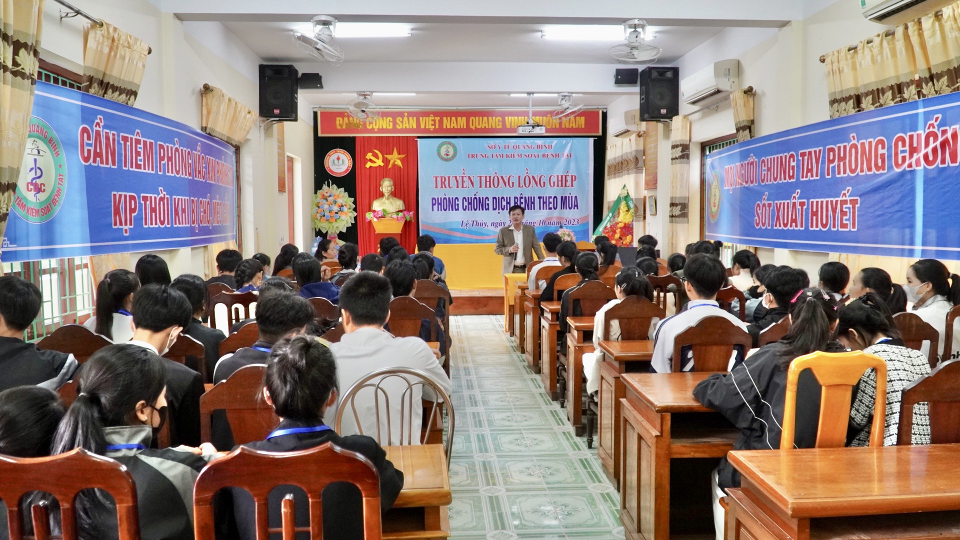 Buổi truyền thông về công tác phòng chống dịch bệnh tại trường THPT Trần Hưng Đạo nhận được sự quan tâm của giáo viên và học sinhjpg