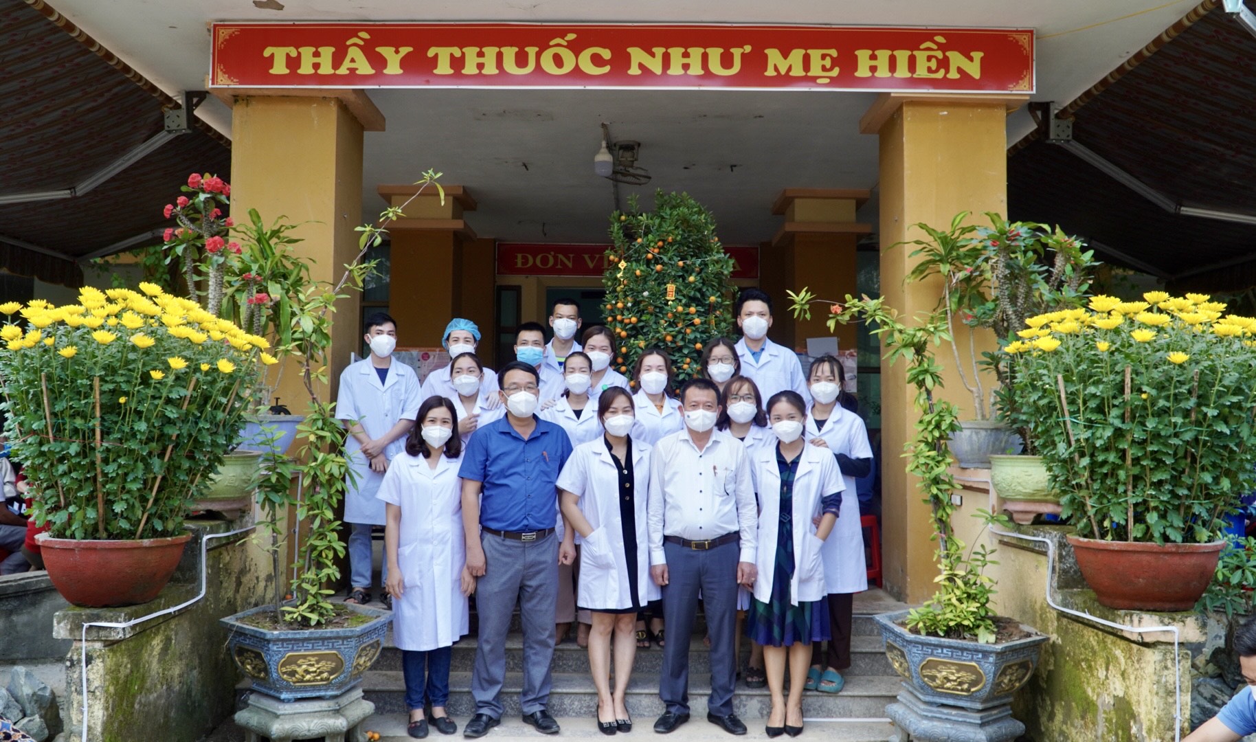 Bác sỹ Đỗ Quốc Tiệp Giám đốc Trung tâm Kiểm soát bệnh tật thăm hỏi trao quà và động viên các y bác sỹ tại điểm tiêm Trung tâm Y tế huyện Tuyên Hoá 2