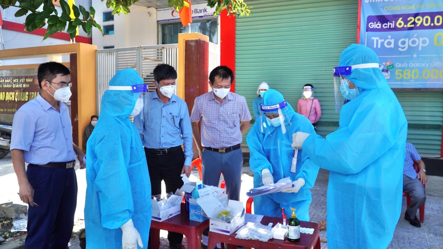 Giám đốc CDC Quảng Bình trực tiếp giám sát quá trình lấy mẫu