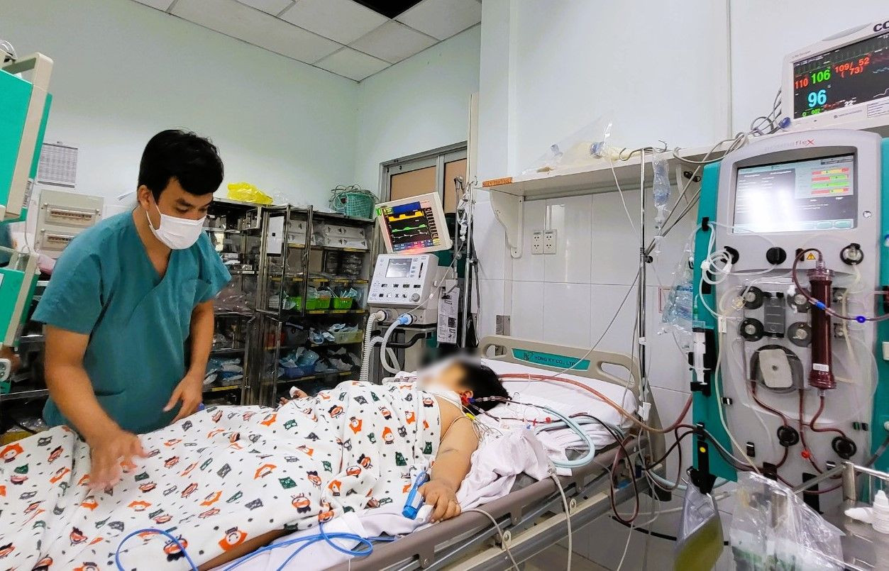 Một bệnh nhi bị sốt xuất huyết nặng được điều trị tại Bệnh viện Nhi đồng 2 TP HCM. Ảnh Kim Vân
