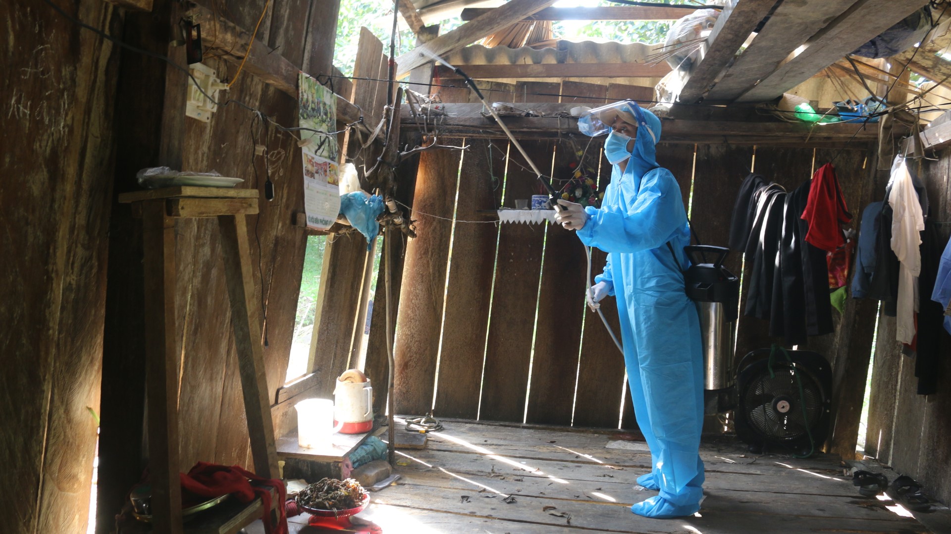 Phun Hóa chất diệt muỗi phòng chống sốt rét tại xã Lâm Thủy Custom