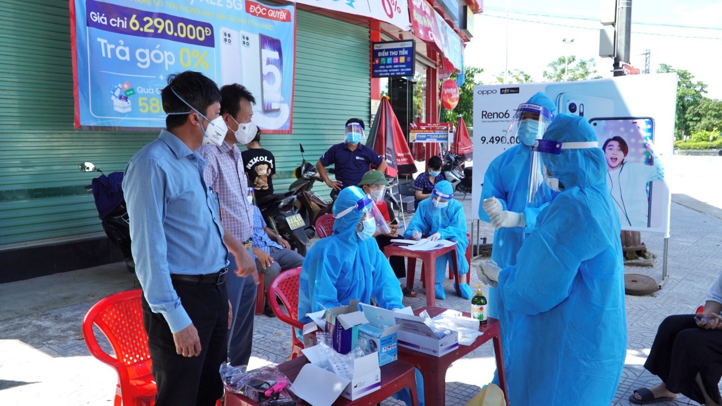 Thần tốc lấy mẫu xét nghiệm RT PCR cho người dân thị xã Ba Đồn