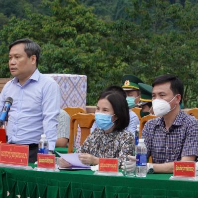 Bí thư tỉnh Ủy Quảng Bình tặng vật tư hóa chất cho Lào