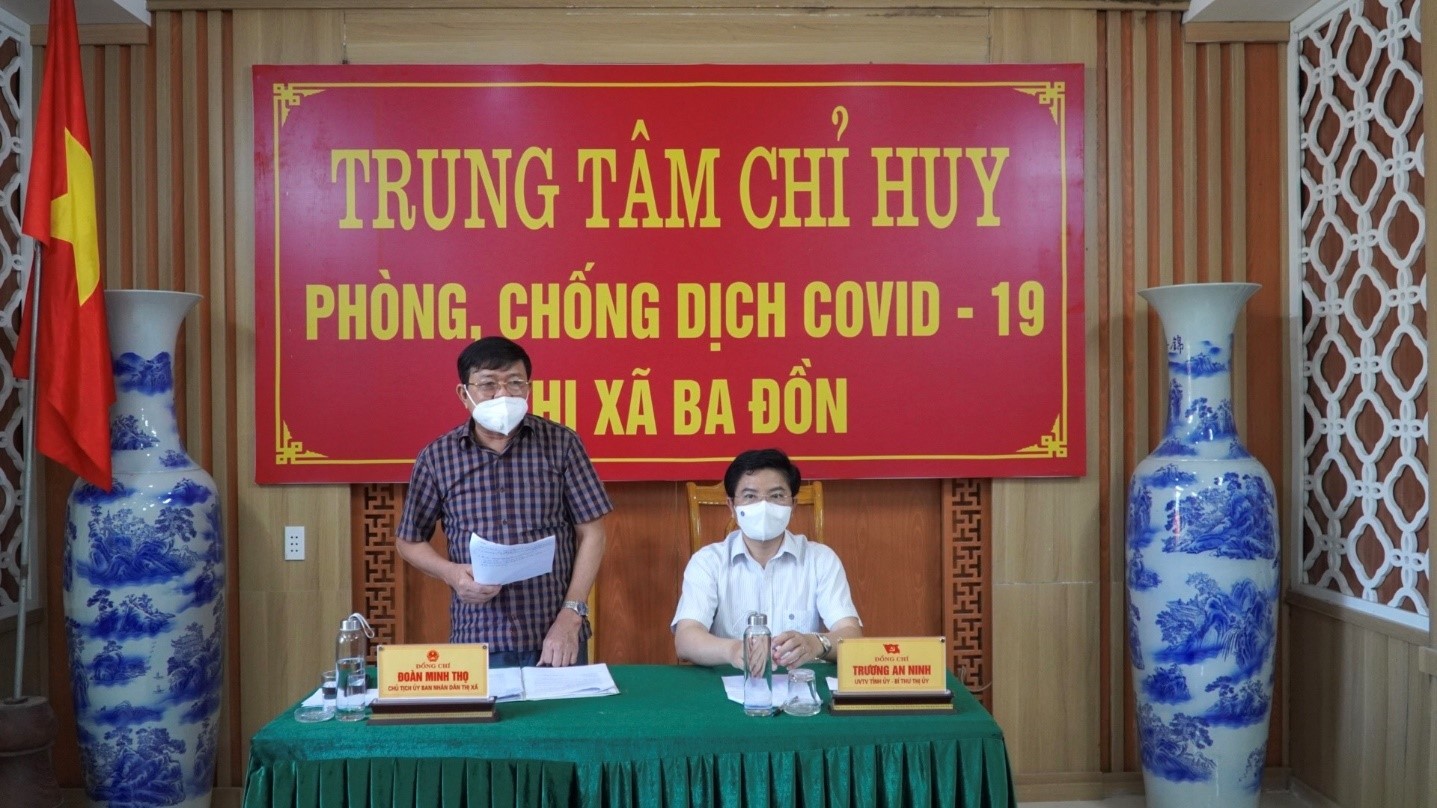 Đồng chí Bí thư Thị ủy Ba Đồn Trương An Ninh chủ trì buổi làm việc với Sở Y tế và Trung tâm Chỉ huy phòng chống dịch Covid 19 thị xãjpg
