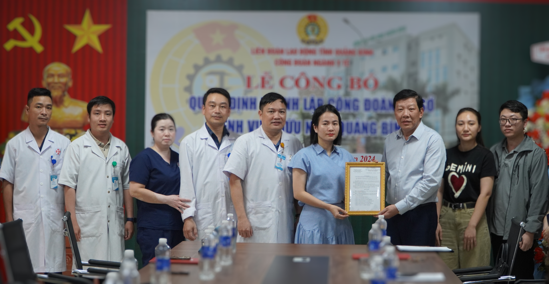 Đồng chí Phan Thanh Hải Chủ tịch Công đoàn ngành đã trao quyết định kết nạp 87 đoàn viên Công đoàn. Large