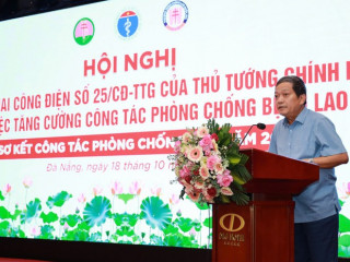 Ông Đinh Văn Lượng Giám đốc Bệnh viện Phổi Trung ương Trưởng Ban điều hành Chương trình Chống lao quốc gia phát biểu tại hội nghị