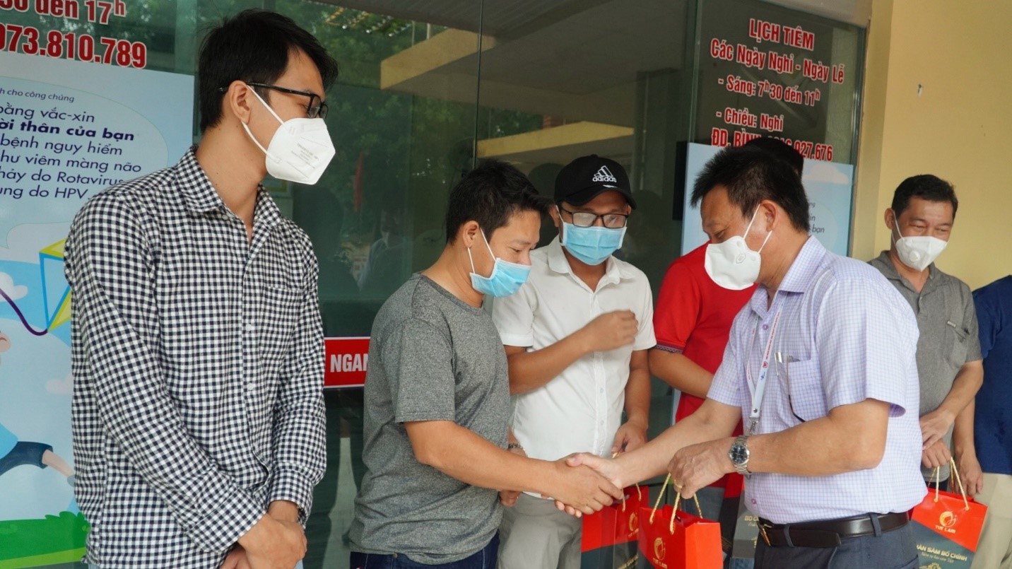 BS CKII Đỗ Quốc Tiệp Giám đốc Trung tâm Kiểm soát bệnh tật tặng quà chia tay đoàn công tác Viện Pasteur Nha Trang 1
