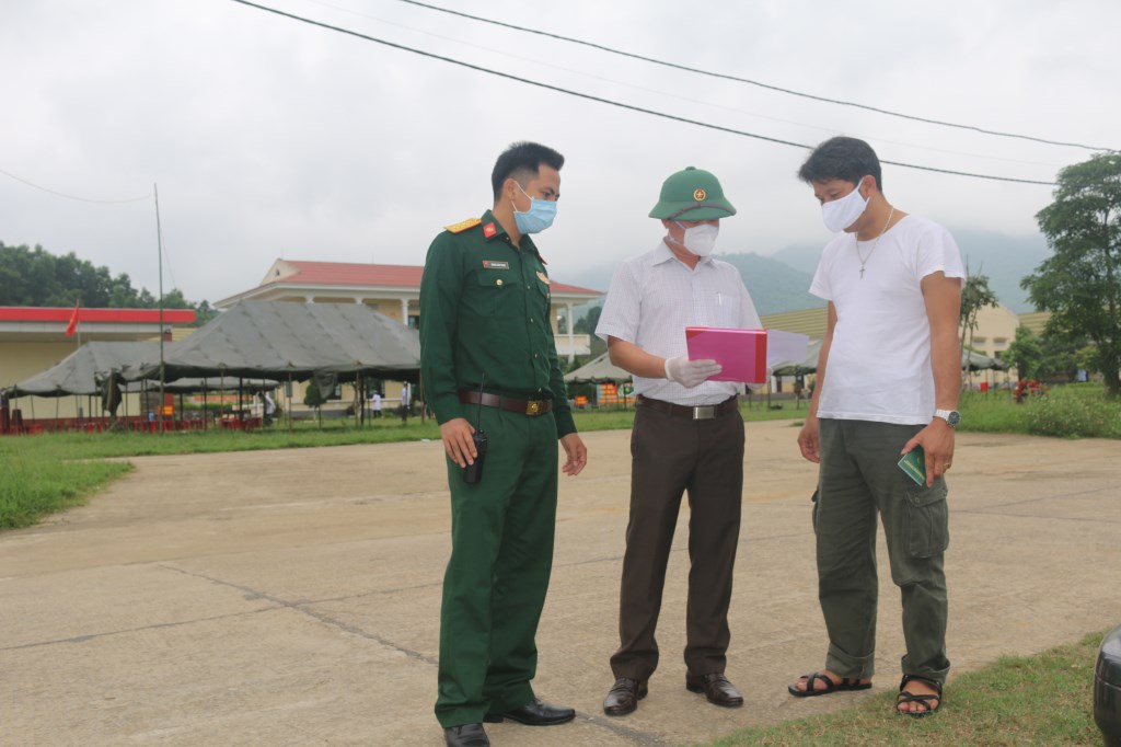 BS Phong đang trao đỏi vơi anh đỉnh