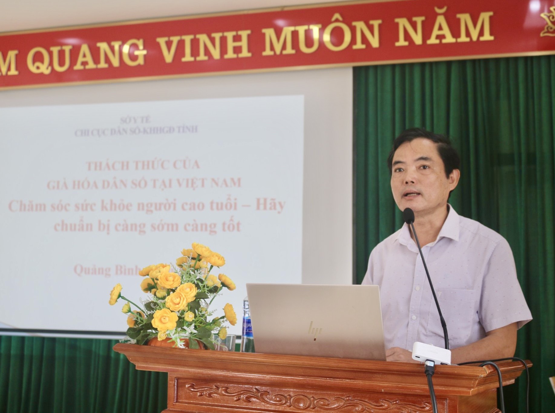 Bác_sĩ_Phan_Nam_Bình_Giám_đốc_Chi_cục_Dân_số_-_KHHGĐ_truyền_đạt_kiến_thức_về_chăm_sóc_sức_khoẻ_NCT.jpg