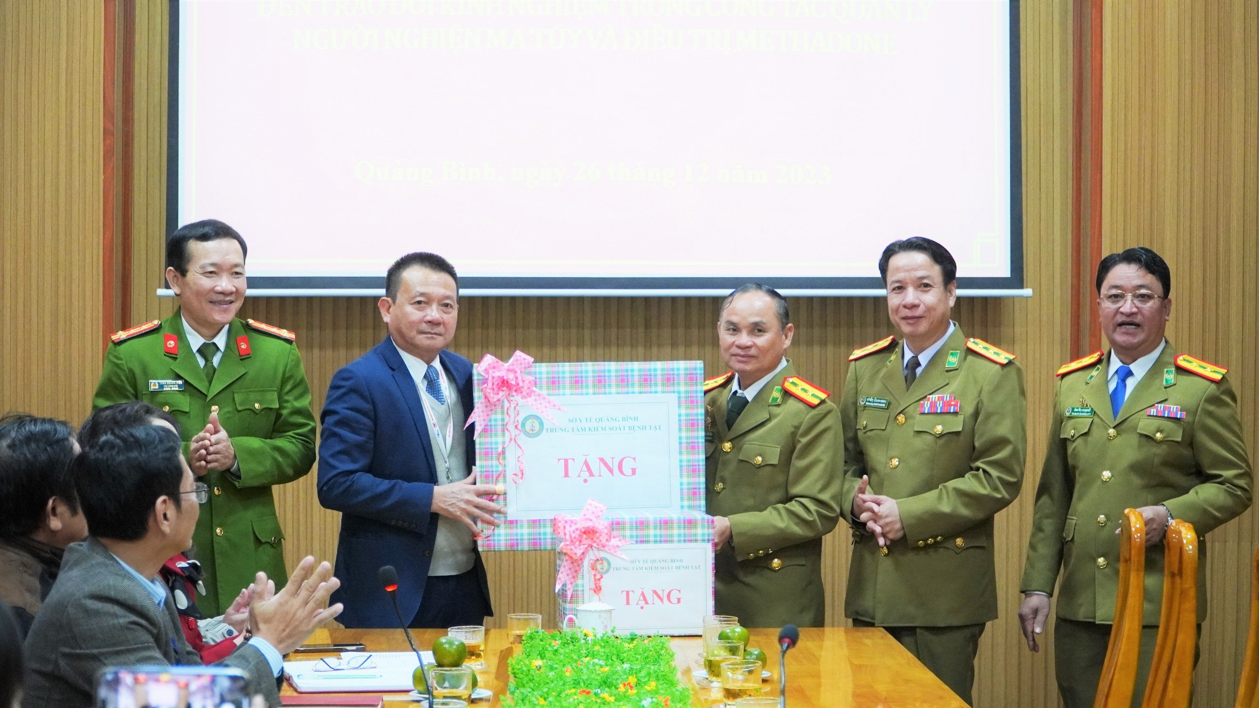 Bác_sĩ_Đỗ_Quốc_Tiệp_Giám_đốc_Trung_tâm_Kiểm_soát_bệnh_tật_trao_tặng_test_ma_túy_và_khẩu_trang_cho_đoàn_công_tác_tỉnh_Khăm_Muồn.jpg