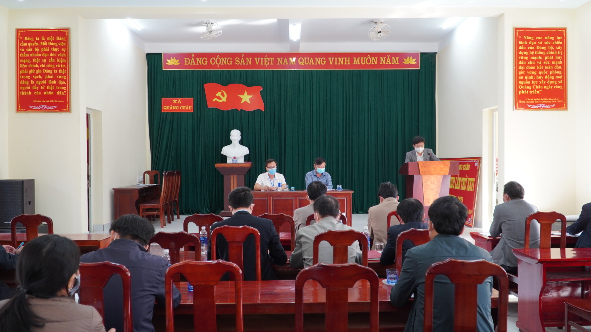 Bác sỹ Dương Thanh Bình Giám đốc Sở Y tế cùng Lãnh đạo CDC Quảng Bình họp khẩn với lãnh đạo huyện Quảng Trạch tại ổ dịch mới xã Quảng Châu bàn phương án phòng chống dịch 2