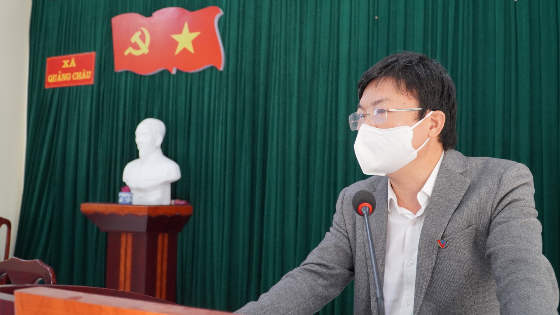 Bác sỹ Dương Thanh Bình Giám đốc Sở Y tế cùng Lãnh đạo CDC Quảng Bình họp khẩn với lãnh đạo huyện Quảng Trạch tại ổ dịch mới xã Quảng Châu bàn phương án phòng chống dịchjpeg