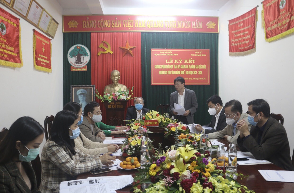 Bác sỹ Dương Thanh Bình Giám đốc Sở Y tế phát biểu tại lễ ký kếtjpg