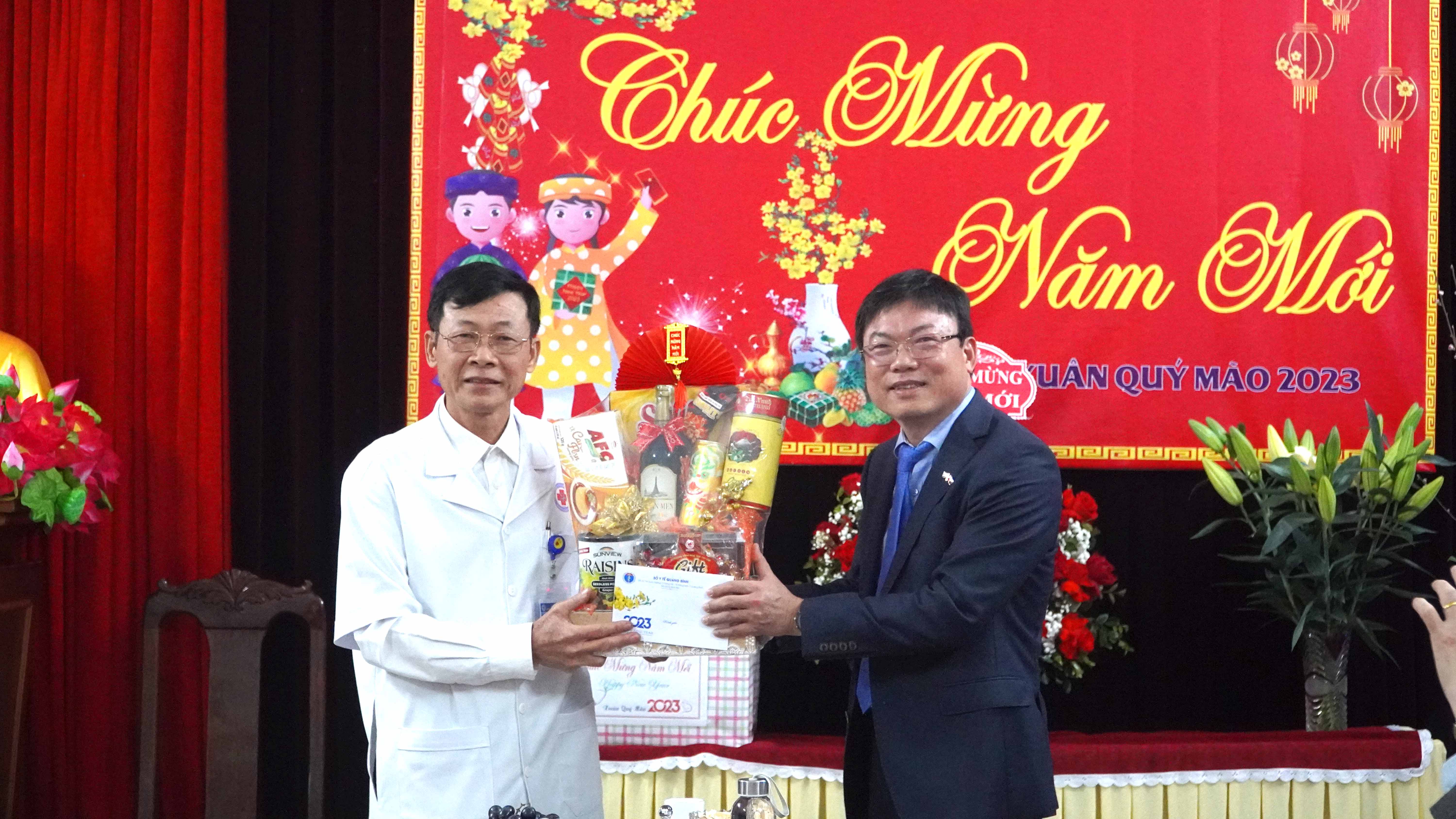 Bác sỹ Dương Thanh Bình Giám đốc Sở Y tế đã đến thăm chúc tết các cán bộ y bác sỹ làm nhiệm vụ trong đêm giao thừa tại Bệnh viện khoa huyện Quảng Ninh23