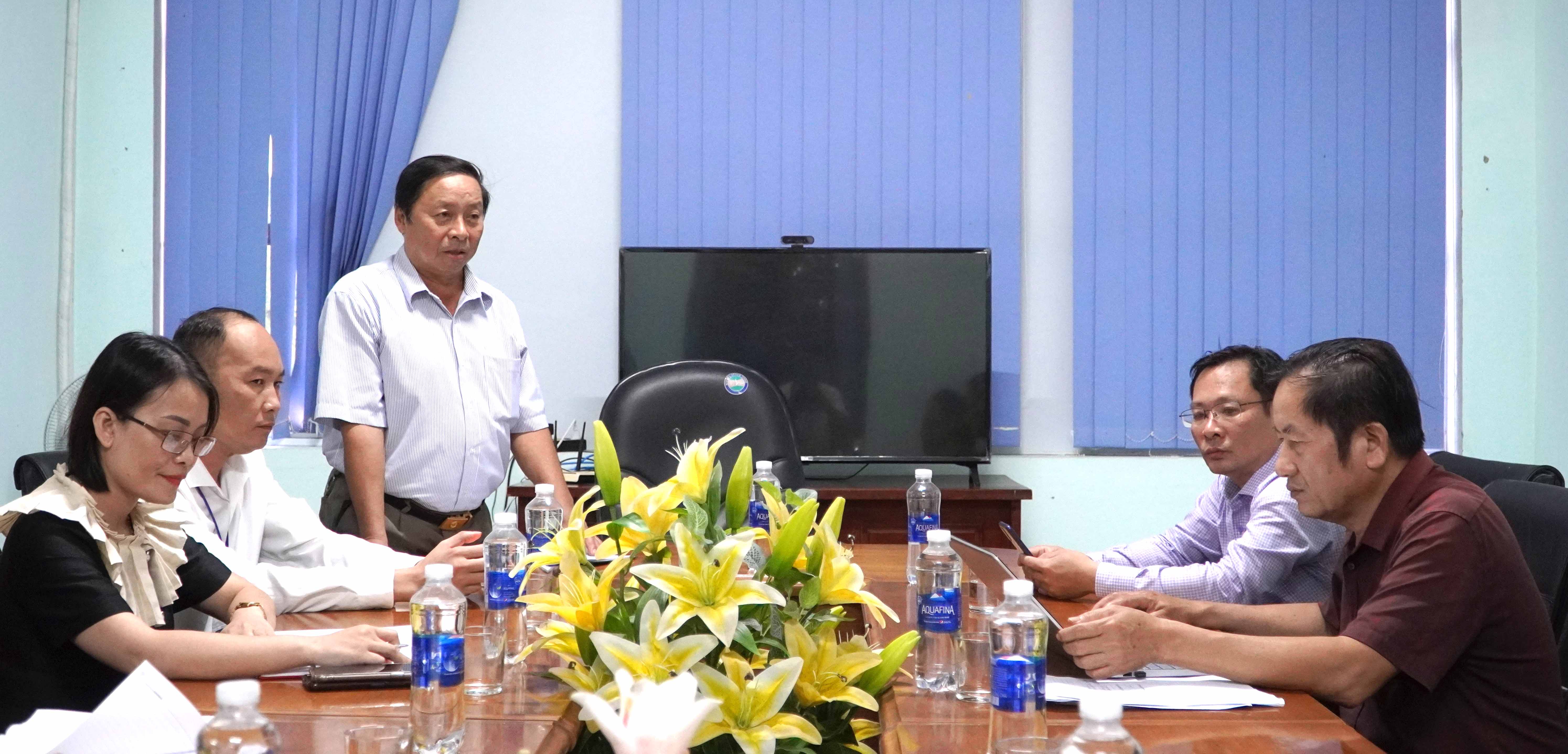 Bác sỹ Nguyễn Anh Đông Phó giám đốc Trung tâm Kiểm soát bệnh tật cùng đoàn công tác giám sát tại huyện Bố Trạch 1