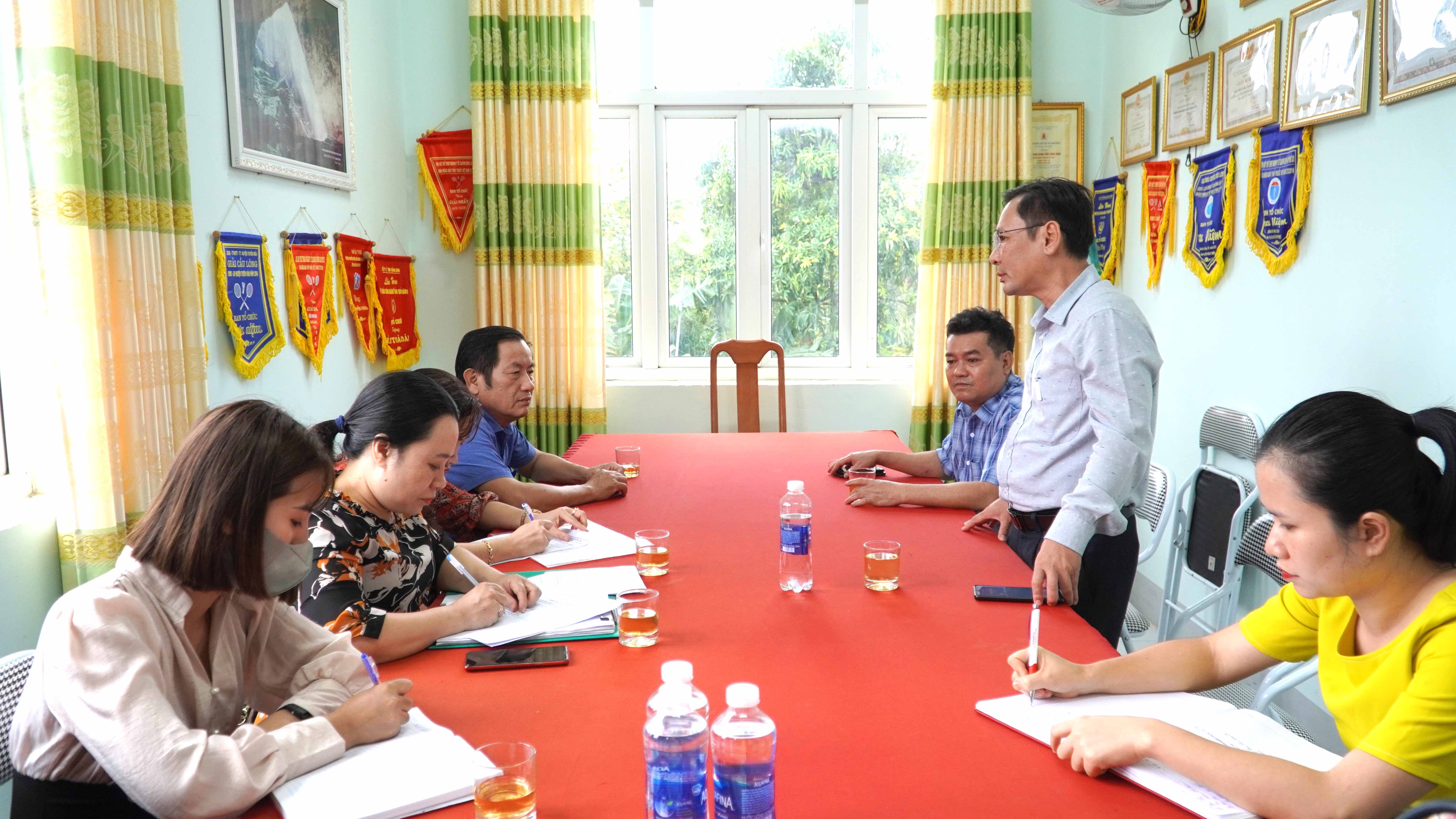 Bác sỹ Nguyễn Anh Đông Phó giám đốc Trung tâm Kiểm soát bệnh tật cùng đoàn công tác giám sát tại huyện Bố Trạch 7