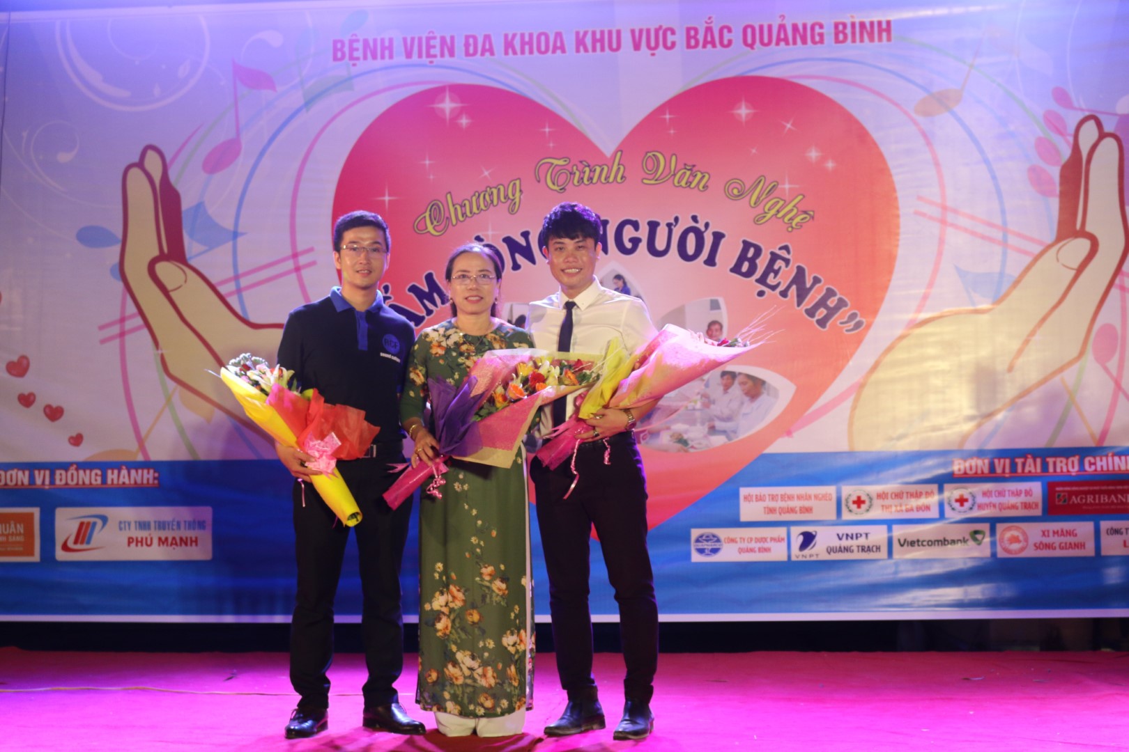 Bác sỹ Nguyễn Thị Ngân là người tích cực tham gia các hoạt động thiện nguyện. 2