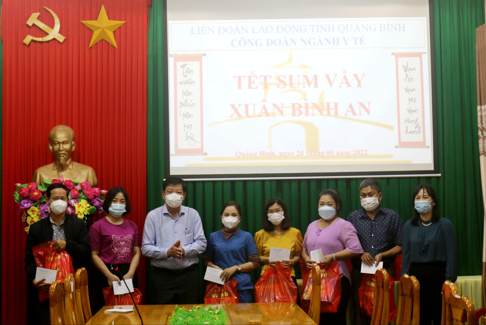 Bác sỹ Phan Thanh Hải PGĐ Sở Chủ tịch CĐN y tế trao các phần quà cho các đoàn viên có Custom