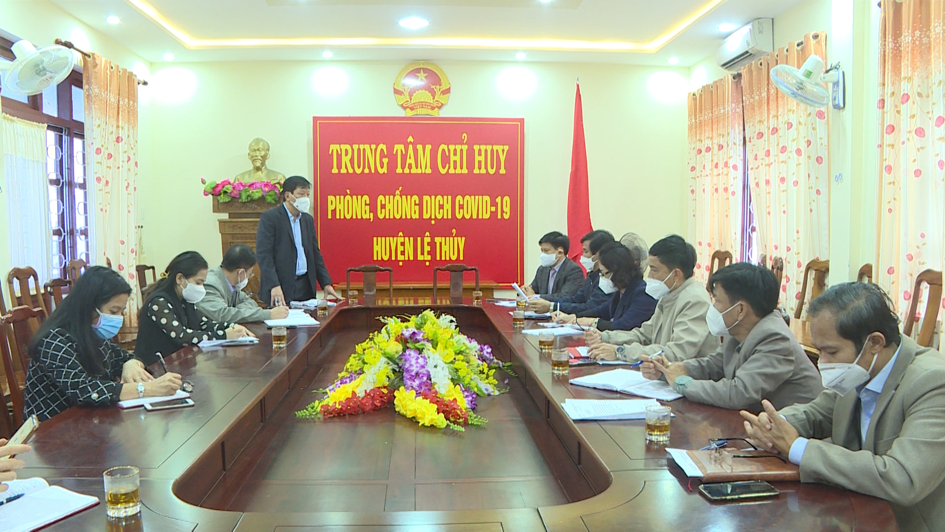 Bác sỹ Phan Thanh Hải Phó Giám đốc Sở Y tế phát biểu tại buổi làm việc với Trung tâm Chỉ huy phòng chống dịch Covid 19 huyện Lệ Thủy