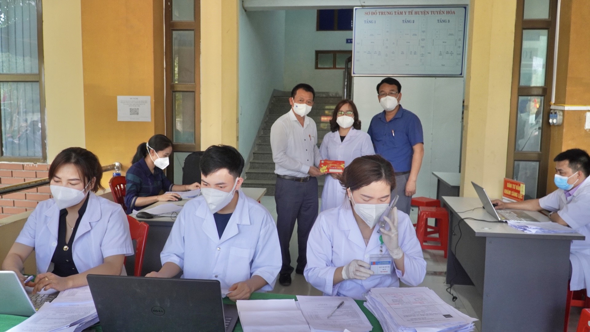 Bác sỹ Đỗ Quốc Tiệp Giám đốc Trung tâm Kiểm soát bệnh tật thăm hỏi trao quà và động viên các y bác sỹ tại điểm tiêm Trung tâm Y tế huyện Tuyên Hoájpeg