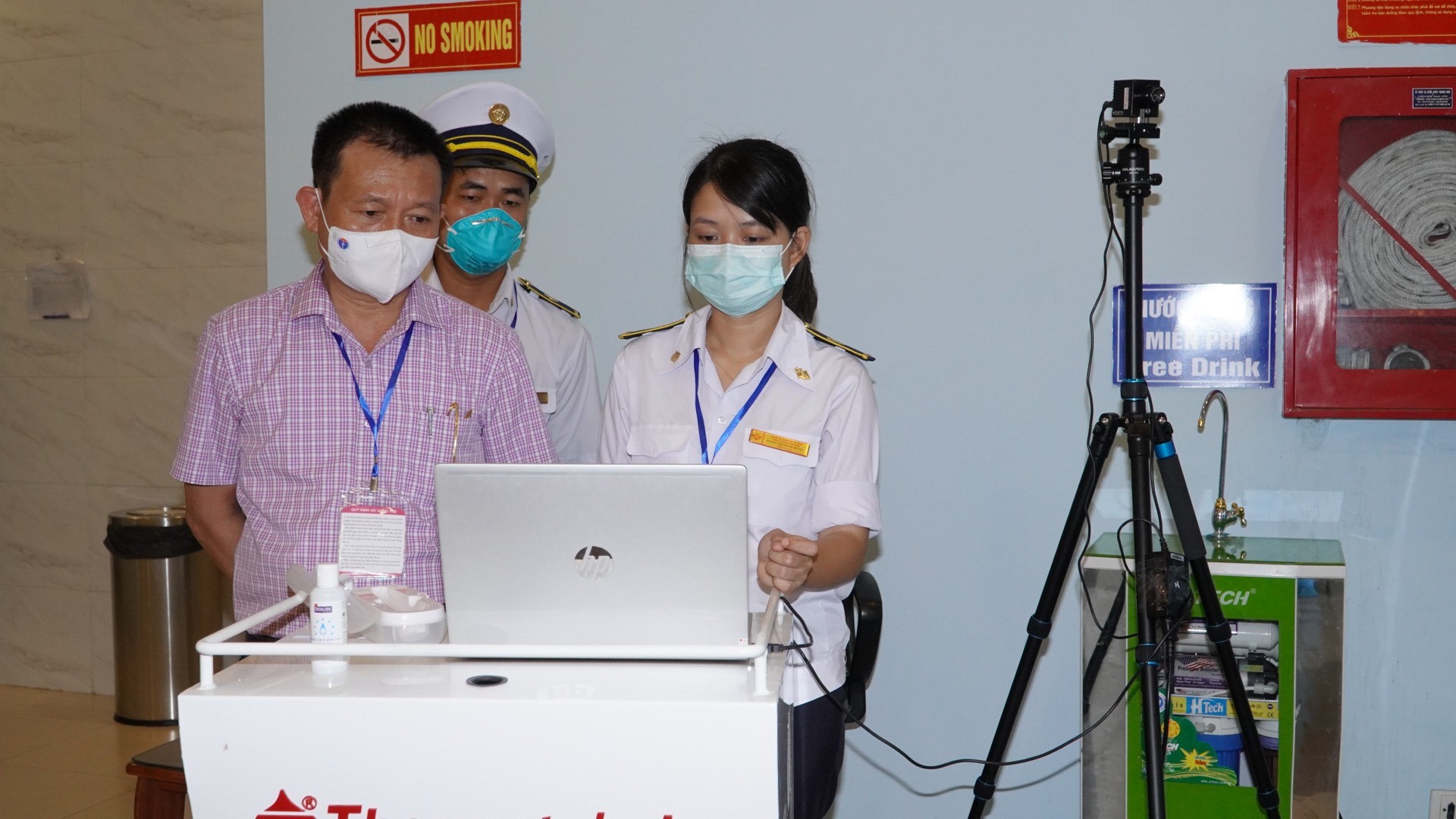 Bác sỹ Đỗ Quốc Tiệp Giám đốc Trung tâm Kiểm soát bệnh tật kiểm tra giám sát tại khu vực máy đo thân nhiệt 1