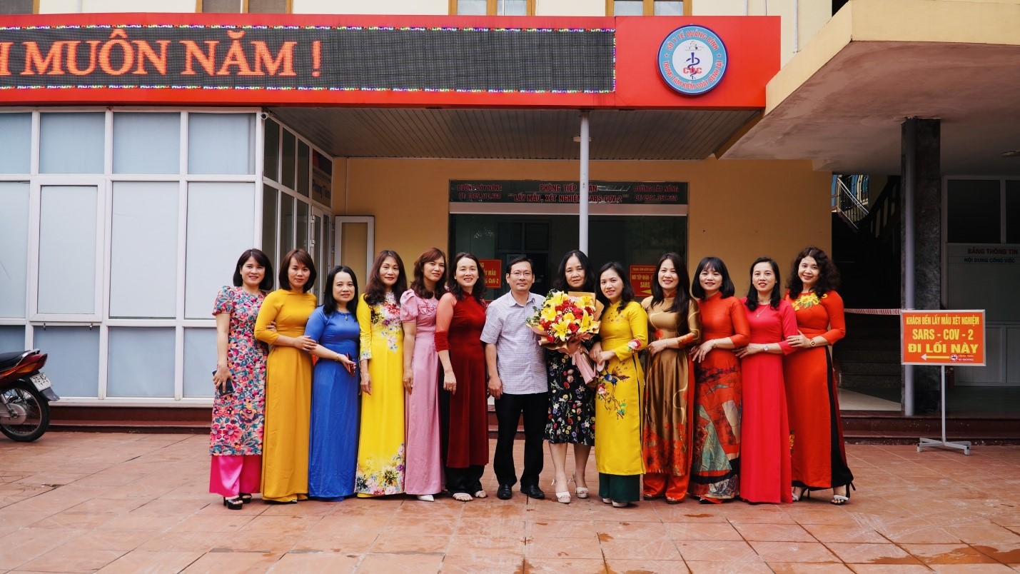 Bác sỹ Đỗ Quốc Tiệp Giám đốc trung tâm phát biểu chúc mừng 8