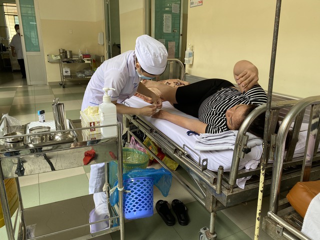 Bệnh nhân sốt xuất huyết đang điều trị tại Bệnh viện Bệnh nhiệt đới TP.HCM