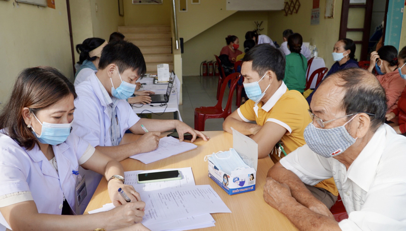 CDC Quảng Bình khám sàng lọc phát hiện sớm bệnh lao tại TP