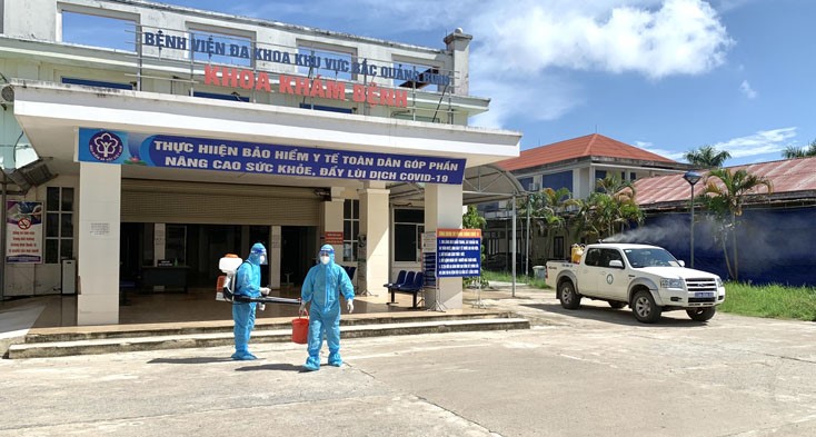CDC Quảng Bình phun tiêu độc khử trùng tại Bệnh viện Đa khoa khu vực Bắc Quảng Bình