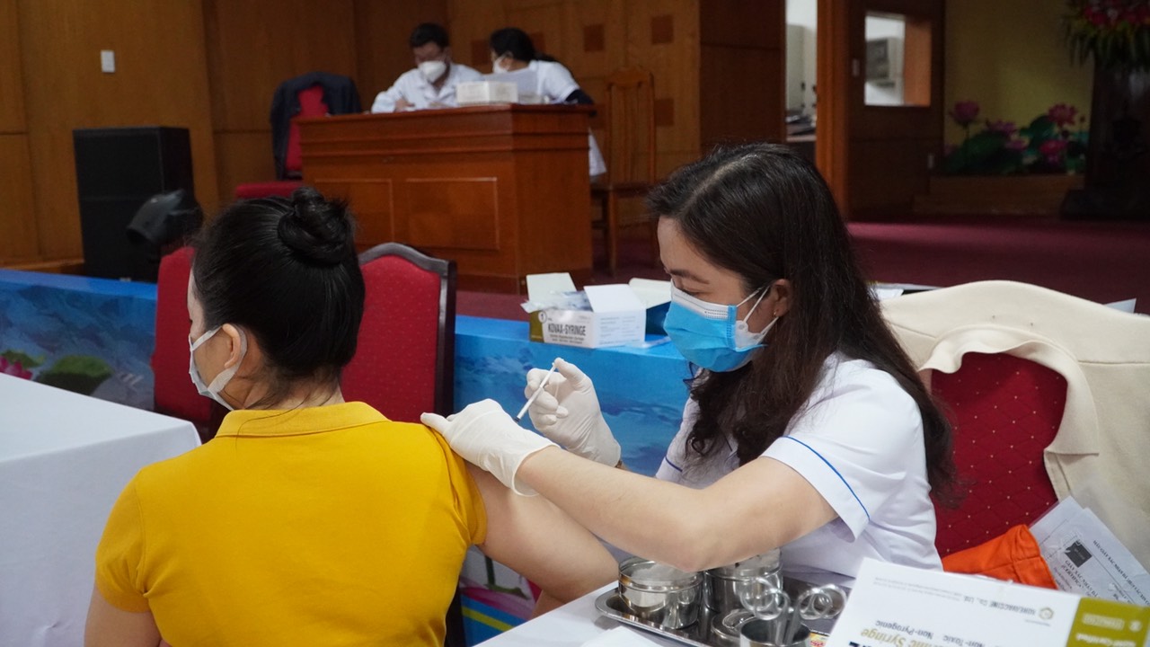 CDC Quảng Bình tiếp tục đẩy nhanh tốc độ tiêm chủng bao phủ vắc xin phòng Covid 19