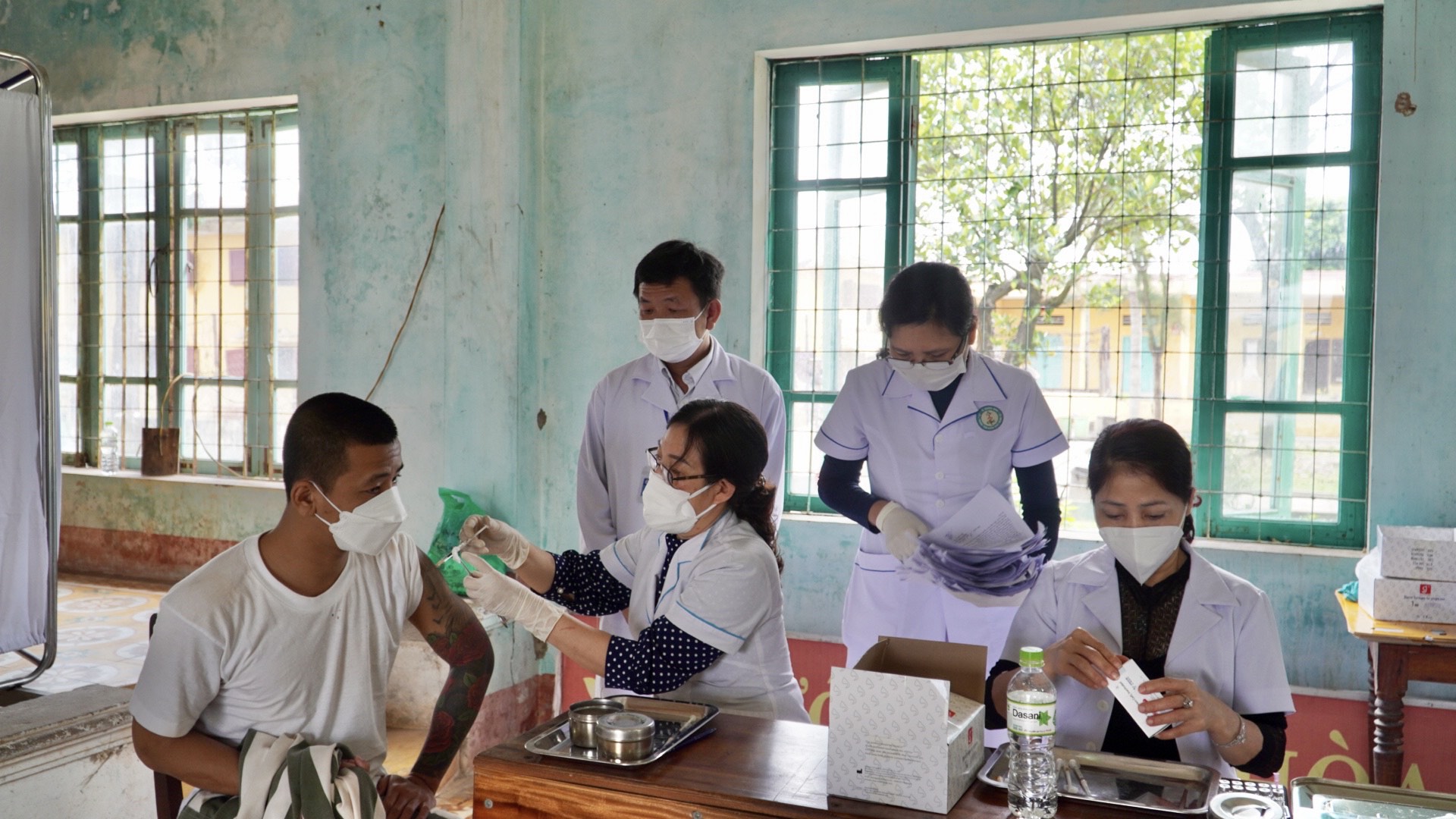 CDC Quảng Bình triển khai chiến dịch tiêm chủng mùa Xuân tại Trại giam Đồng Sơn2