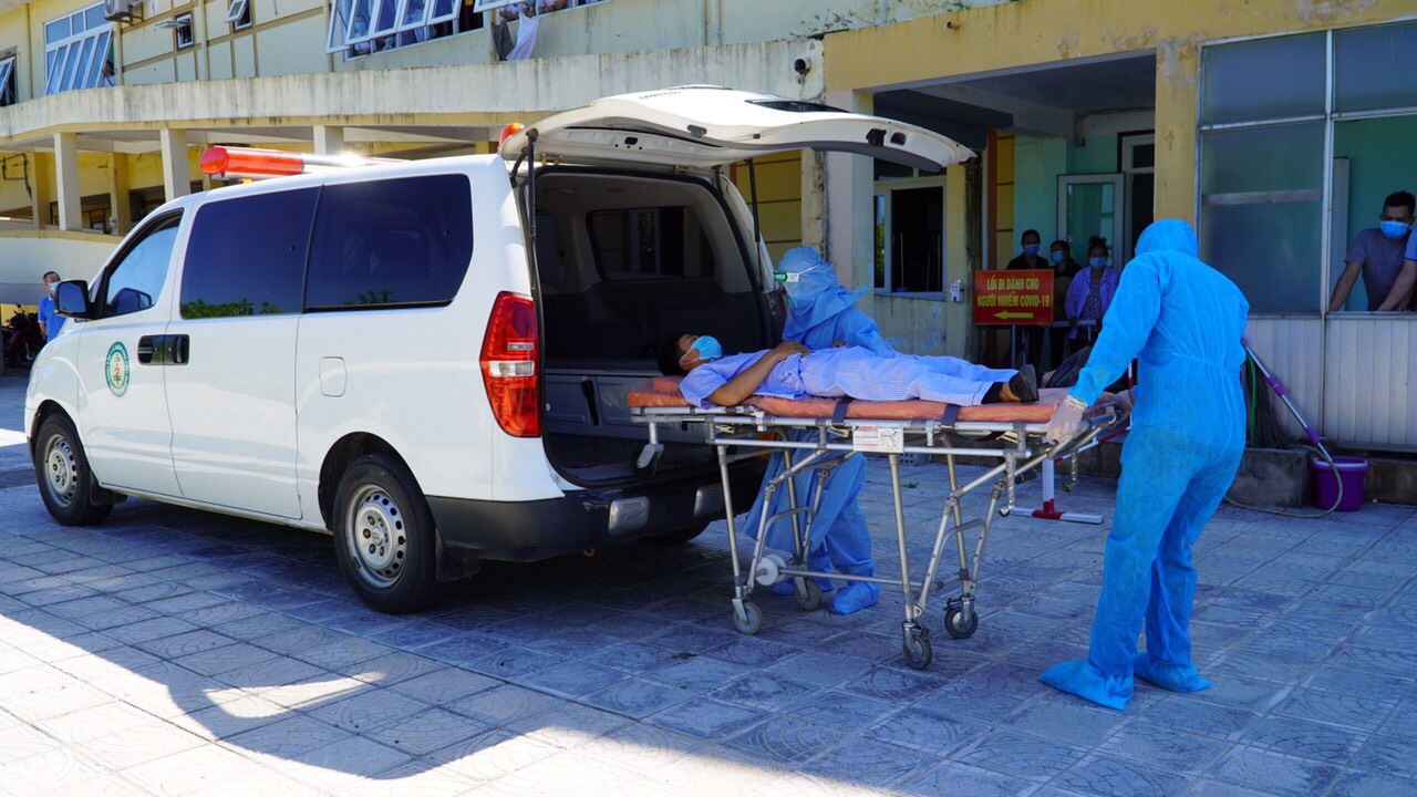 CDC Quảng Bình vận chuyển bệnh nhân Covid 19 từ khu cách ly tập trung về Bệnh viện dã chiến 1
