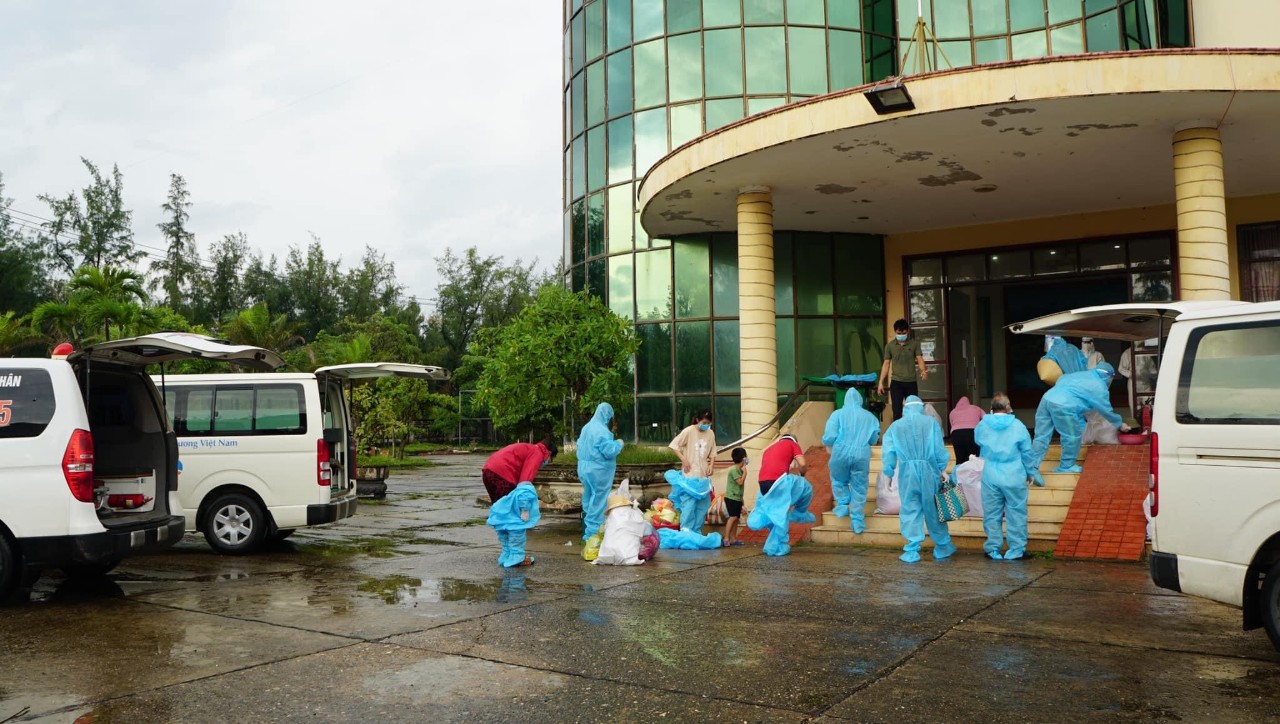 Chuyển bệnh nhân Covid 19 về khu điều trị không triệu chứng tại khách sạn Phú Quý