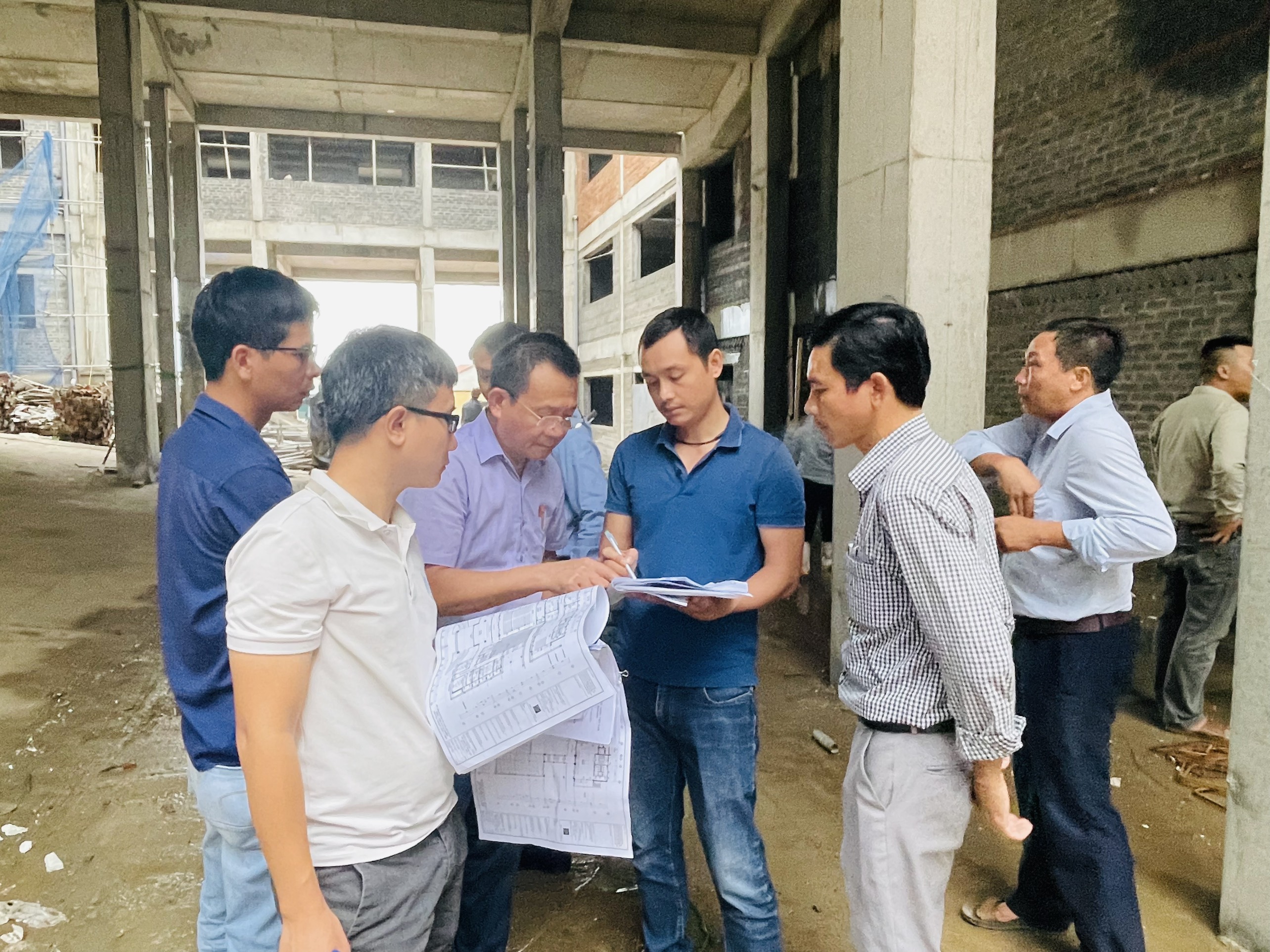 Chủ_đầu_tư_cùng_các_đơn_vị_liên_quan_cùng_nhau_chia_sẽ_những_khó_khăn_vướng_mắc_trong_quá_trình_thi_công_20123.jpg