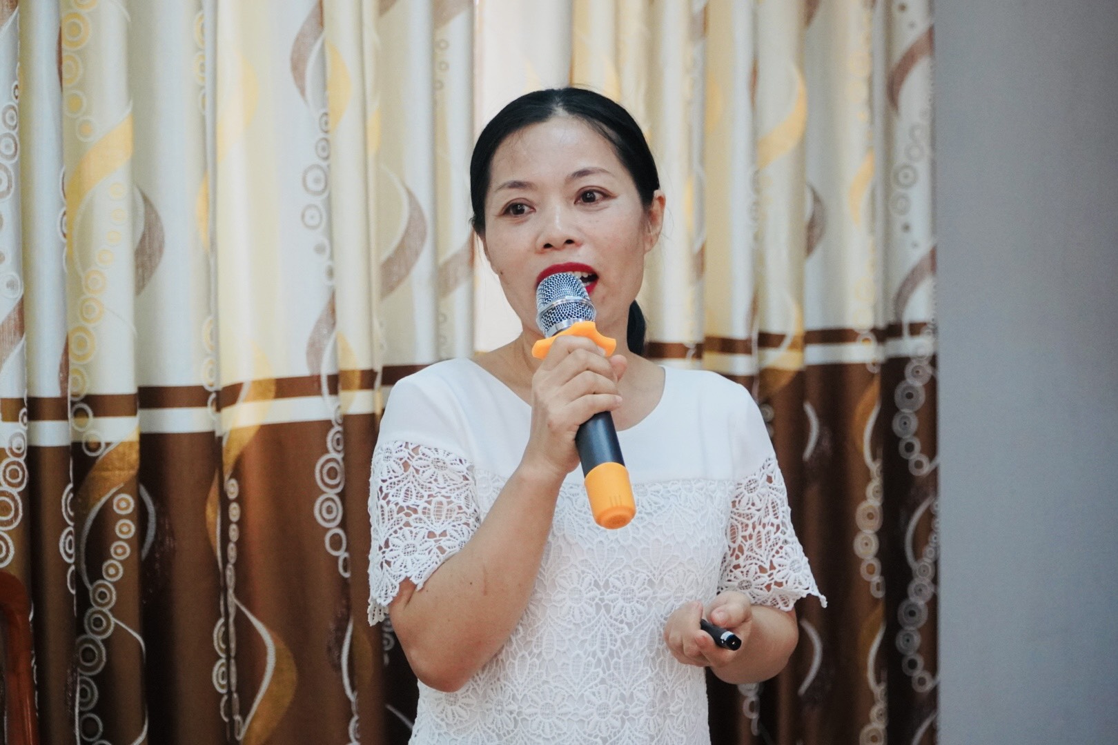 Các_giảng_viên_CDC_Quảng_Bình_truyền_đạt_các_nội_dung_về_công_tác_vệ_sinh_lao_động_và_phòng_chống_bệnh_nghề_nghiệp_tại_lớp_tập_huấn_BS_Hồng.jpg