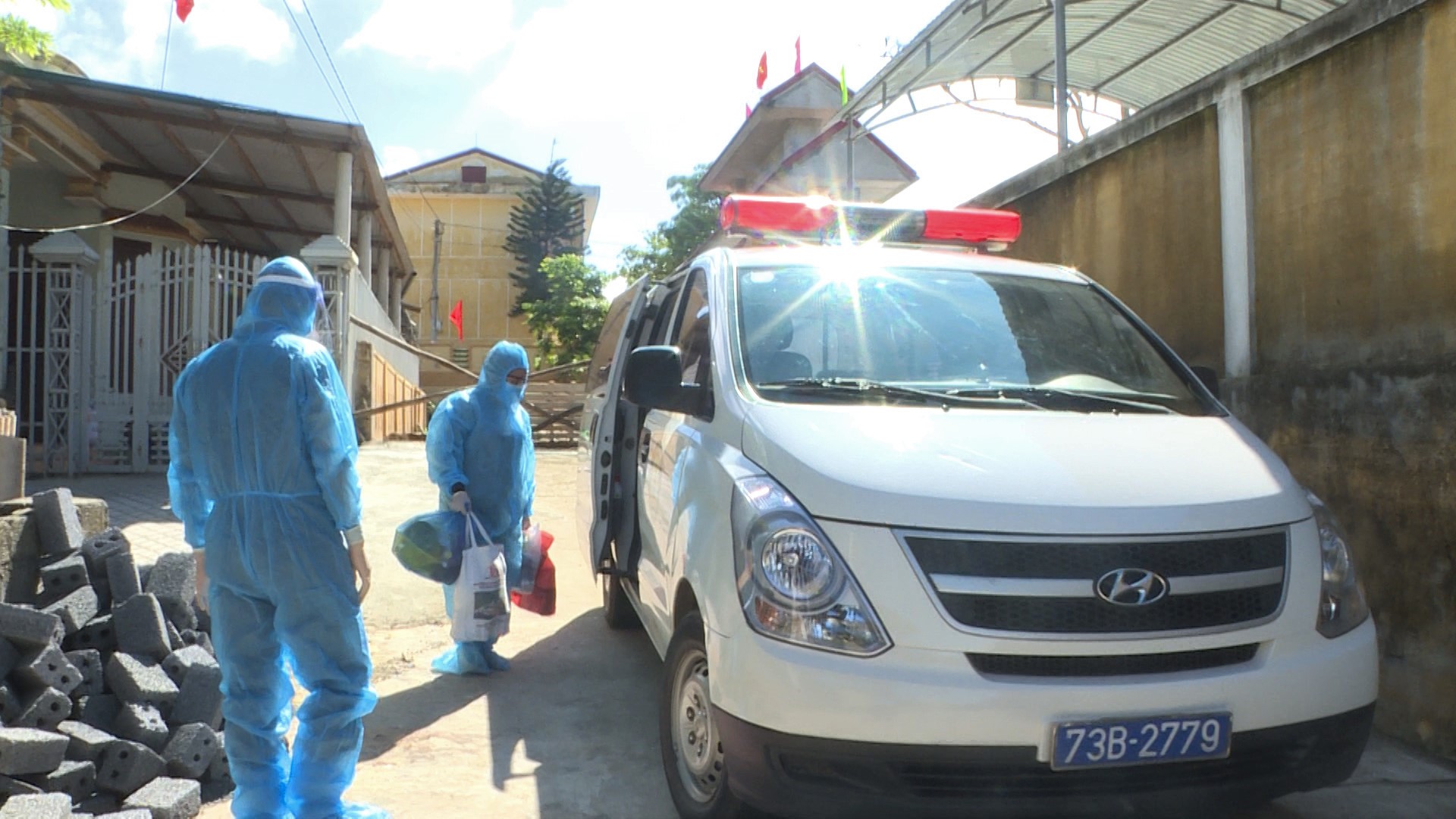 Các lực lượng chức năng vận chuyển F0 tại huyện Bố Trạch về Cơ sở điều trị bệnh nhân Covid 19 cấp 1 Trường cao đẳng Luật Miền Trung3