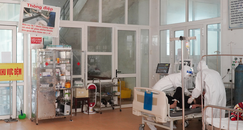 Các y bác sĩ Bệnh viện đa khoa Khu vực Bắc Quảng Bình tiếp nhận bệnh nhân mắc Covid 19 nhập viện điều trịjpg