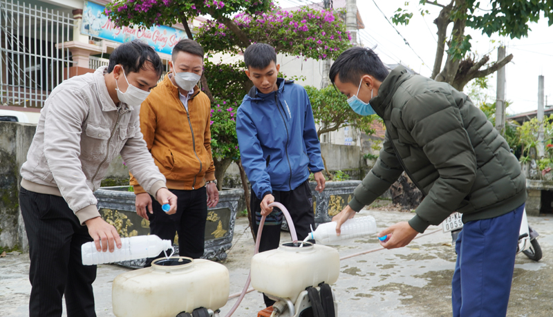 Cán bộ CDC Quảng Bình trực tiếp hướng dẫn pha hóa chất phun diệt muỗi trưởng thành tại phường Quảng Phúcjpg
