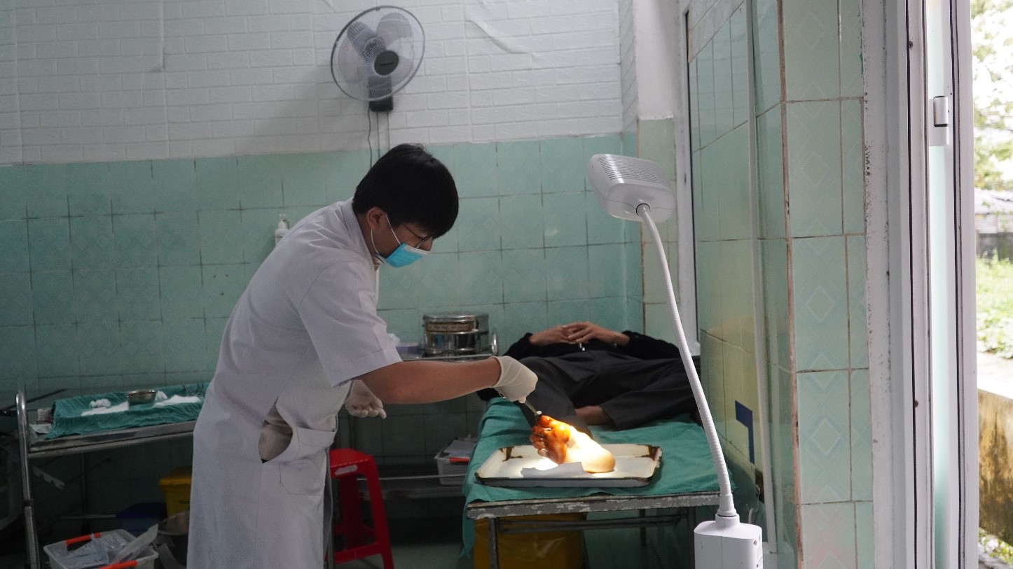 Cán_bộ_Trạm_Y_tế_hướng_dẫn_người_dân_khử_khuẩn_nguồn_nước_bị_ô_nhiễm_sau_tại_xã_Duy_Ninh_huyện_Quảng_Ninh_27.jpg