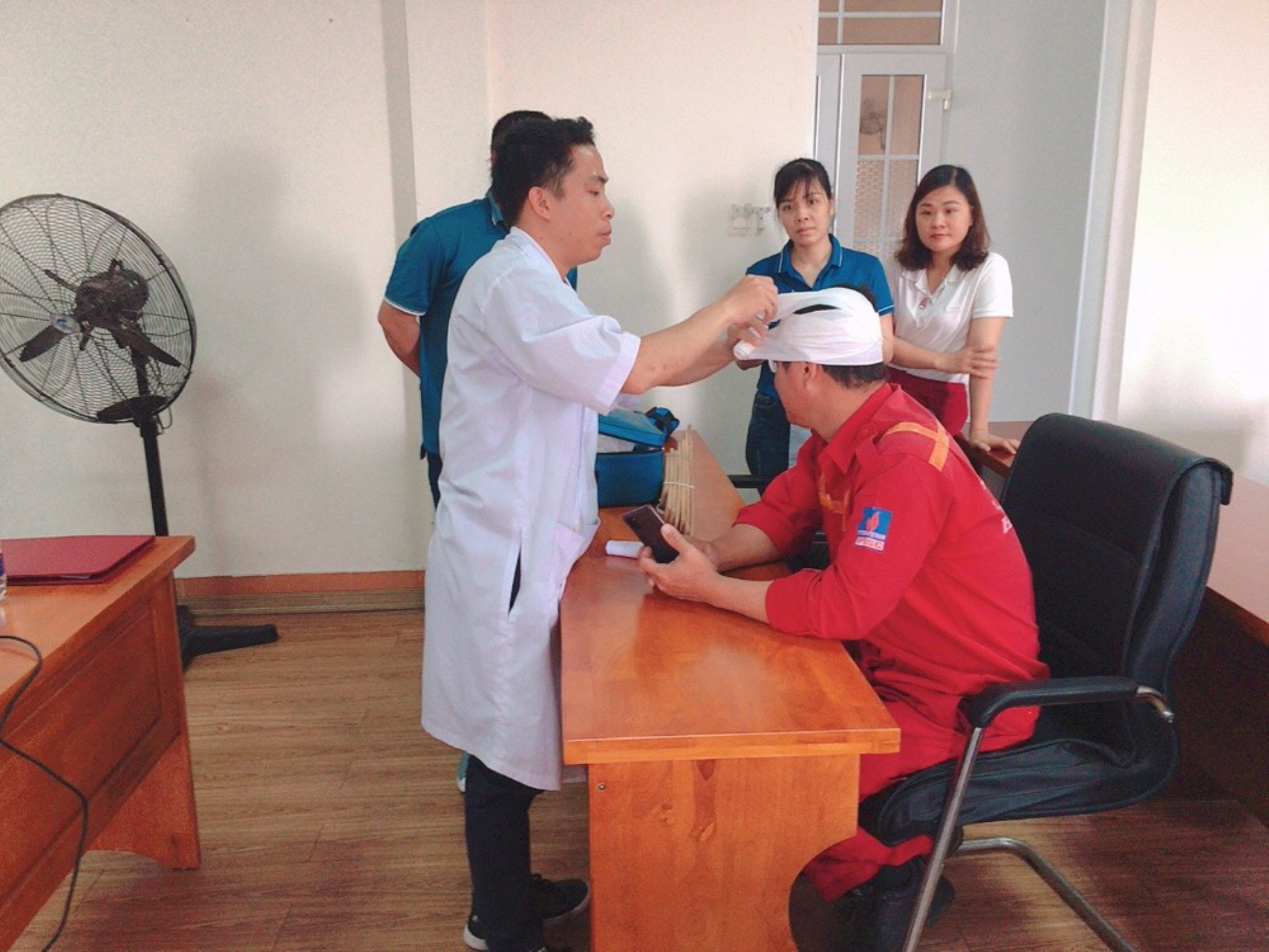 Cán bộ y bác sỹ Trung tâm Kiểm soát bệnh tật tỉnh đang hướng dẫn các học viên băng bó vết thương khi bị tai nạn