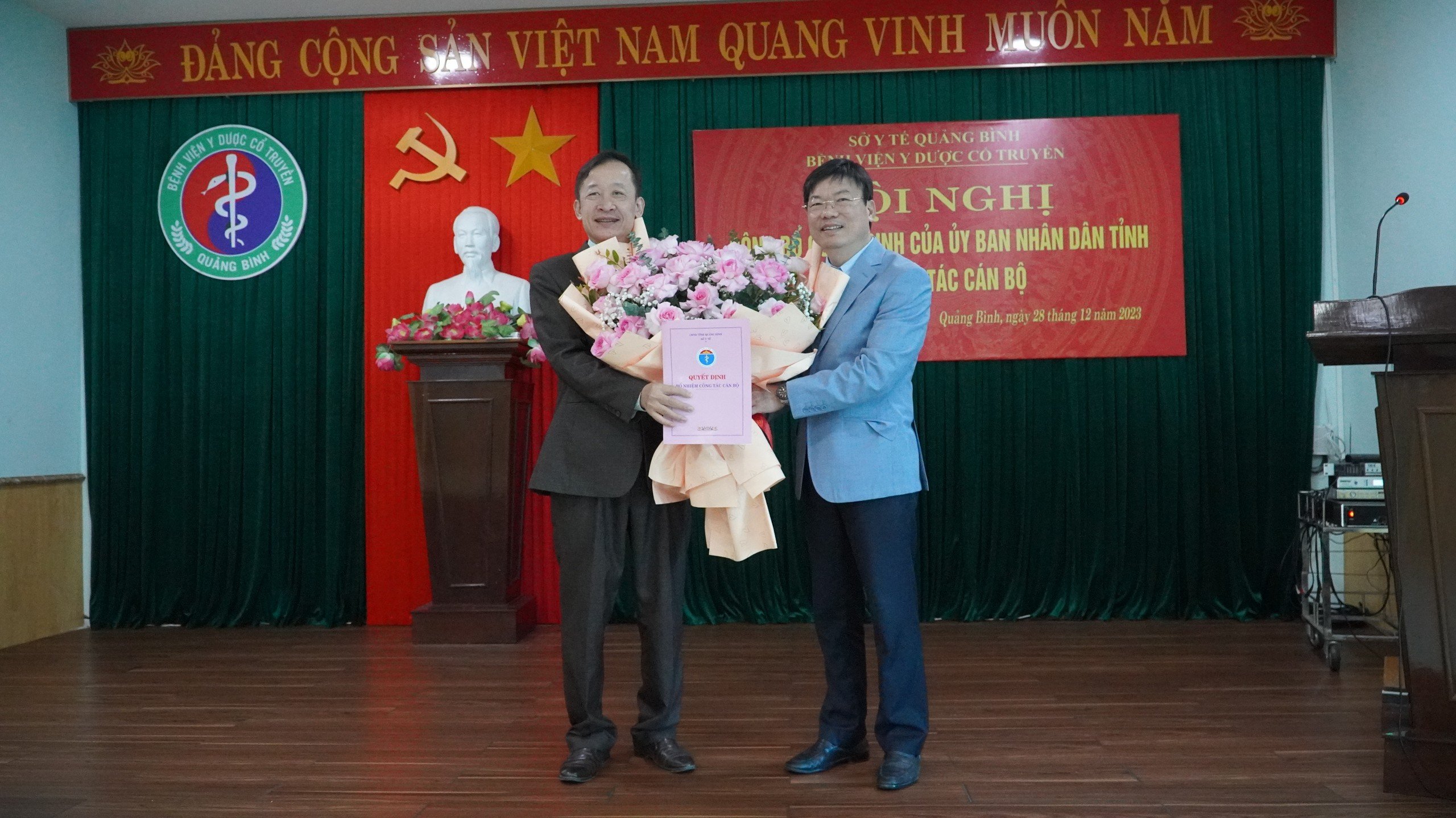 Công_bố_Quyết_định_điều_động_bổ_nhiệm_Giám_đốc_Bệnh_viện_Y_Dược_cổ_truyền_tỉnh23.jpg