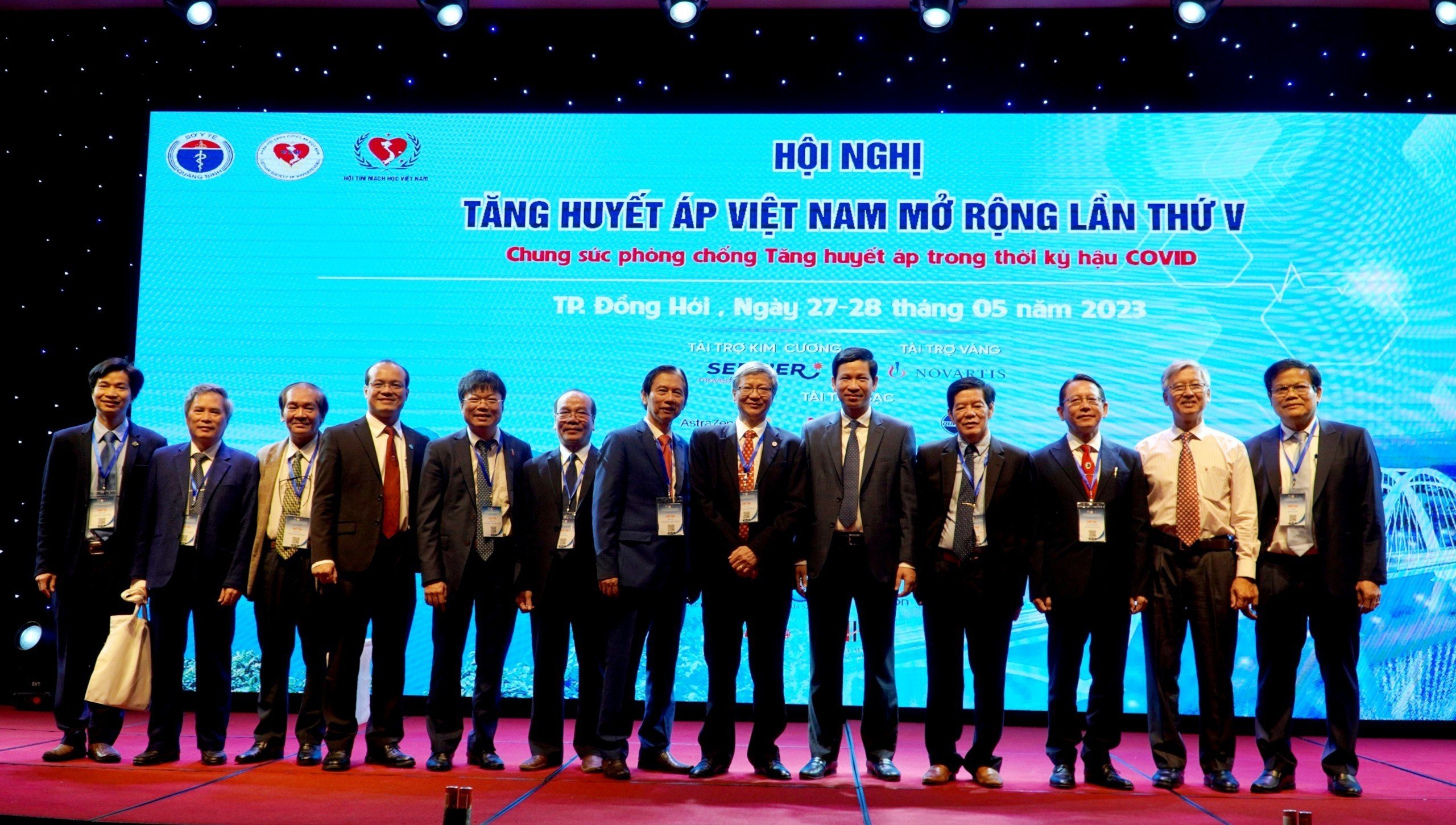 Do huyết áp và tư vấn miễn phí một hoạt động bên lề Hội nghịjpg