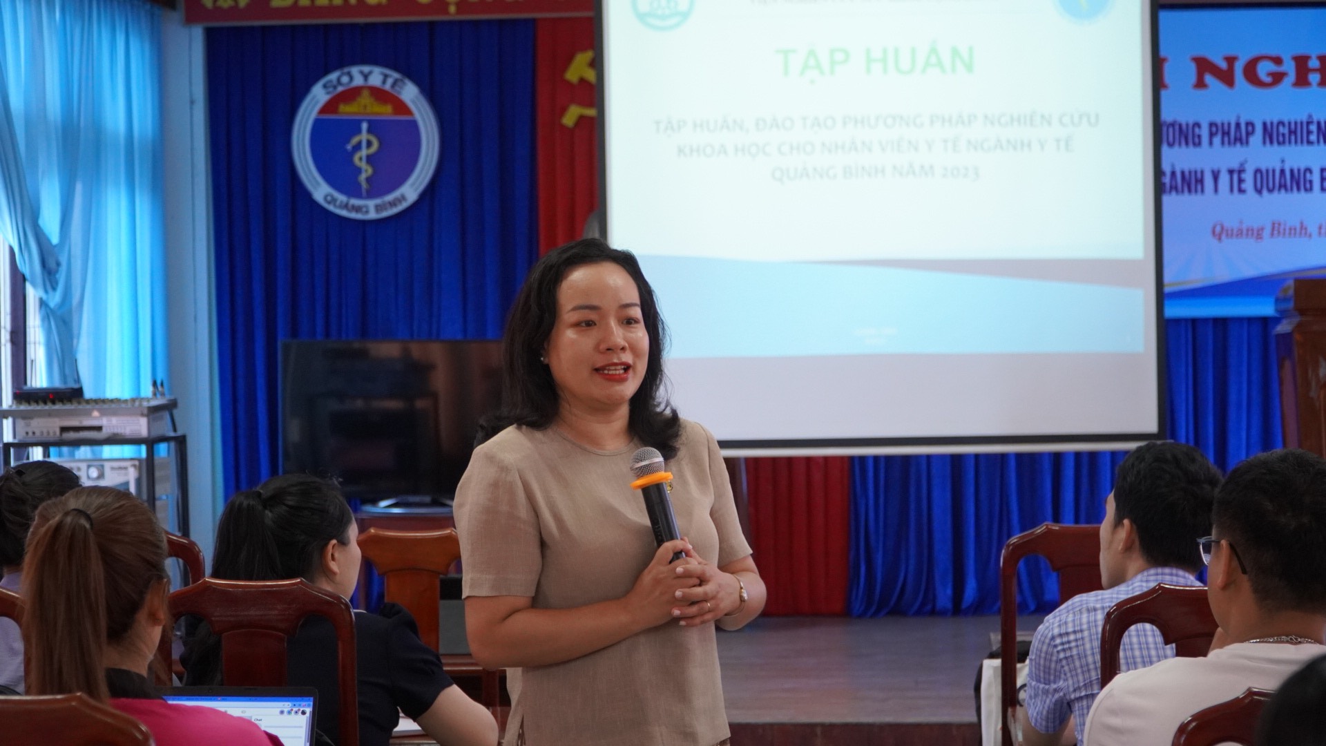 Giảng_viên_Khoa_Y_tế_công_cộng_trường_Đại_học_Y_Dược_Huế_hướng_dẫn_xây_dựng_đề_tài_NCKH.jpg