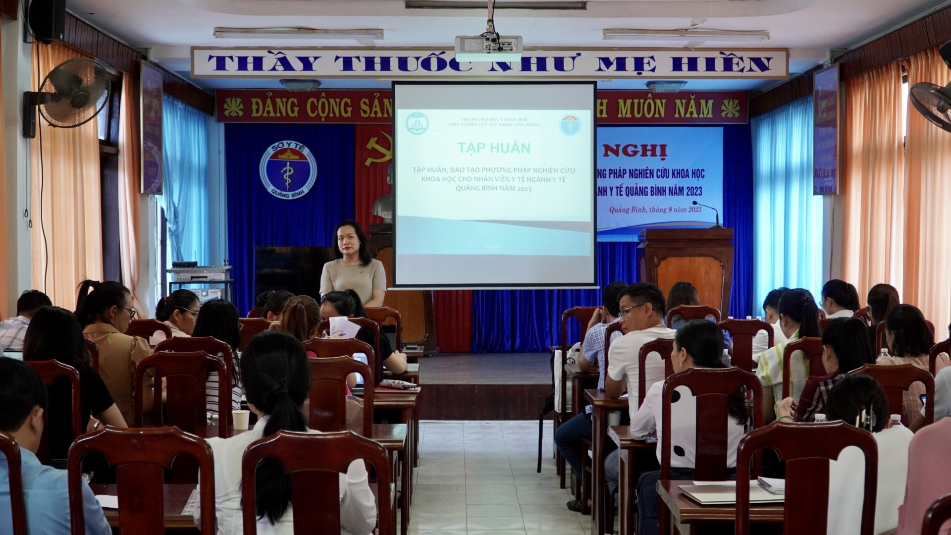 Giảng_viên_Khoa_Y_tế_công_cộng_trường_Đại_học_Y_Dược_Huế_hướng_dẫn_xây_dựng_đề_tài_NCKH_2.jpg