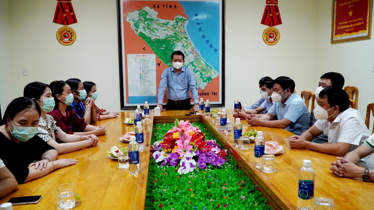 Gặp mặt cán bộ hỗ trợ tỉnh Khăm Muộn phòng chống dịch sau thời gian hoàn thành cách ly