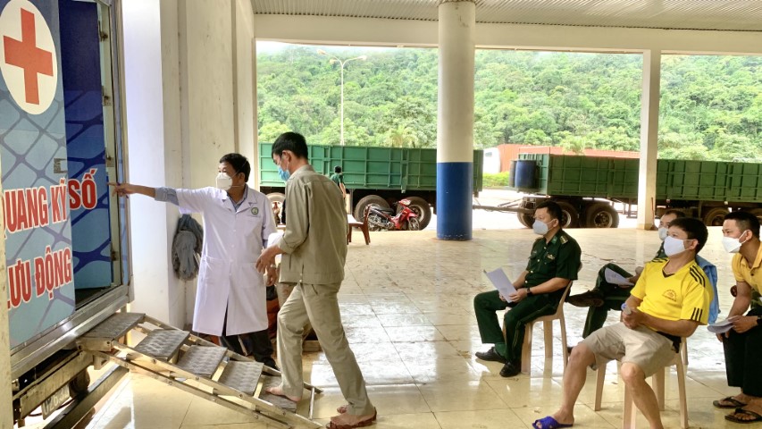 Hướng dẫn người dân lên xe X Quang kỹ thuật số lưu động. Small