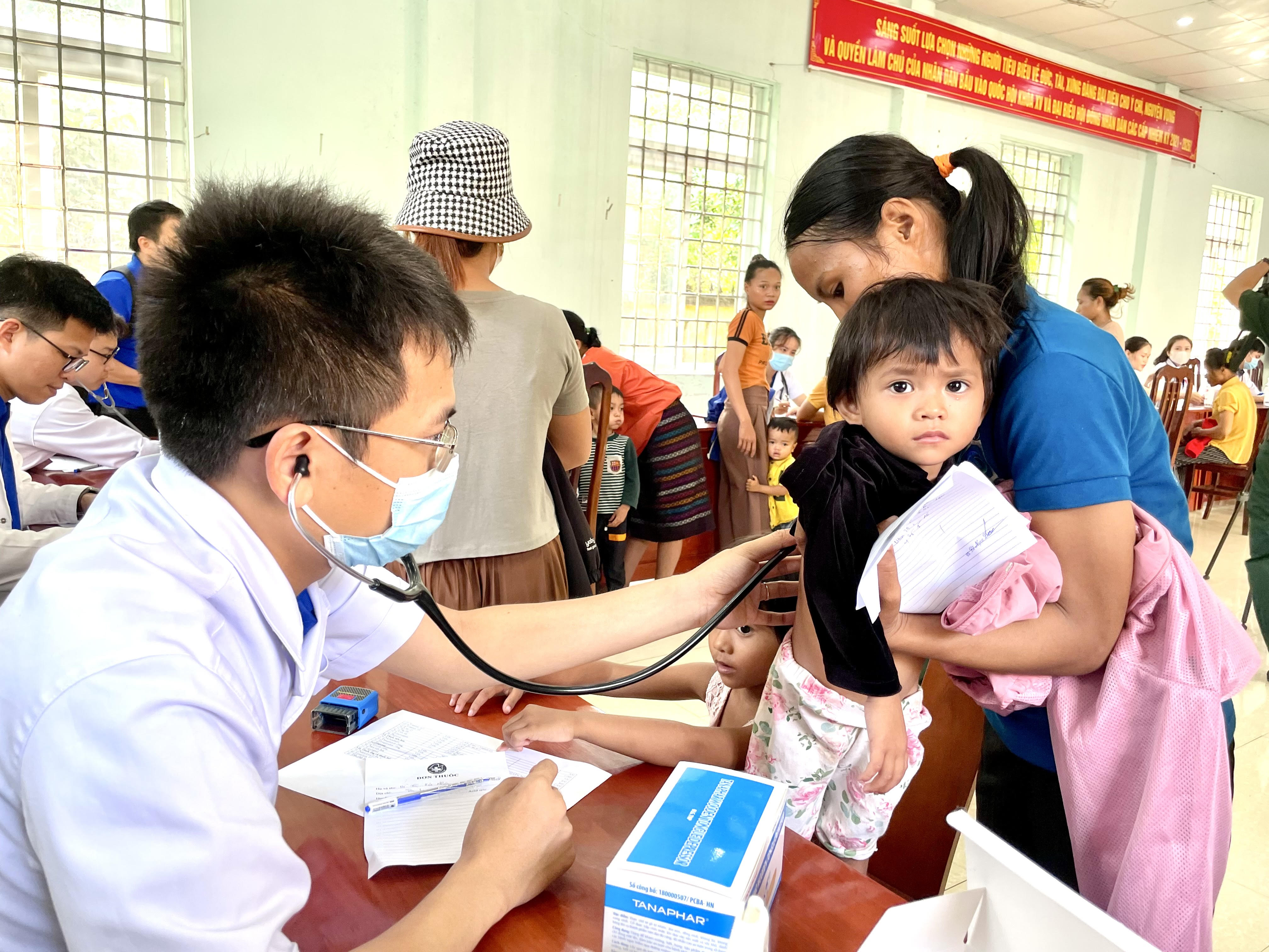 Khám_bệnh_vì_một_Việt_Nam_khỏe_mạnh_hơn_tại_huyện_Lệ_Thủy_và_huyện_Quảng_Ninh.jpg