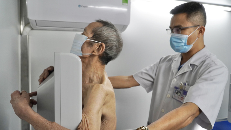Khám sàng lọc bệnh lao lao tiềm ẩn cho người dân xã Quảng Châu huyện Quảng Trạch.4