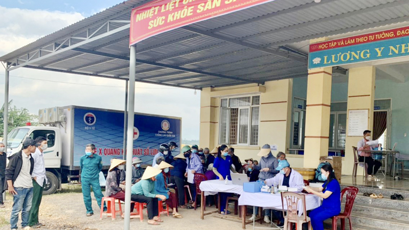 Khám sàng lọc bệnh lao lao tiềm ẩn cho người dân xã Quảng Châu huyện Quảng Trạchjpg