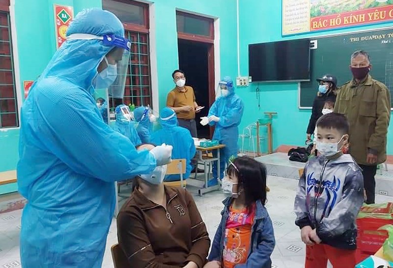 Khẩn trương lấy mẫu xét nghiệm sàng lọc cho người dân có liên quan đến ca nhiễm Covid 19 ở xã Thuận Hóa huyện Tuyên Hóajpg